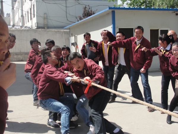华萃路桥公司举行员工拔河比赛