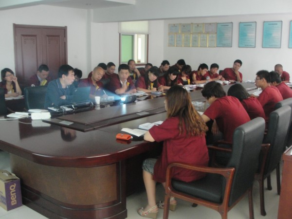 华萃路桥公司聘请行业专家对安全技术人员进行业务培训